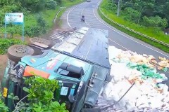 Video: Nghi ngờ tài xế ngủ gục khiến xe tải tông vào dải ta-luy rồi lật nghiêng trên QL14