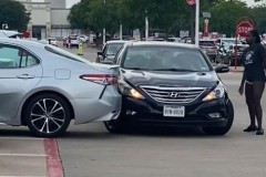 Video: Nữ tài xế lái Toyota Camry liên tục tông chiếc Hyundai Sonata để bỏ trốn sau khi gây tai nạn