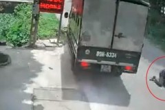Video: Ô tô tải mất lái, lao sang làn đường ngược chiều và phản xạ nhanh như cắt của người đi xe máy