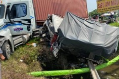 Video quay khoảnh khắc ô tô tải đối đầu xe container khiến 2 vợ chồng tử vong tại Bắc Giang