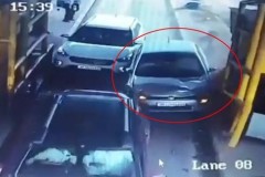 Video quay khoảnh khắc xe ô tô chạy quá tốc độ, tông trúng 2 người ở trạm thu phí