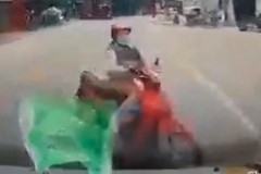 Video: Sang đường khuất tầm nhìn, người phụ nữ đi xe máy bị ô tô tải tông văng tại Lạng Sơn