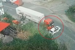 Video: Sau va chạm với xe container, nữ tài xế lái Mazda CX-5 tông tiếp vào vách núi tại Lạng Sơn