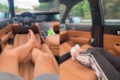 Video: Tài xế thản nhiên nằm ngả ra ghế, để mặc xe tự lái trên đường