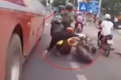 Video: Thanh niên điều khiển mô tô phân khối lớn tự gây tai nạn rồi ngã vào ô tô khách tại Đồng Nai