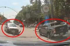 Video: Toyota Yaris vượt xe khác nhưng lại tông thẳng vào đuôi Mitsubishi Triton đỗ bên đường
