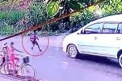 Video: Va chạm với ô tô Toyota Innova khi chạy sang đường, bé trai 9 tuổi tử vong tại Bắc Giang