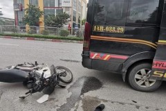 Video: Xe máy tông vào đuôi xe khách đang dừng trả khách, 1 thanh niên nằm gục tại chỗ