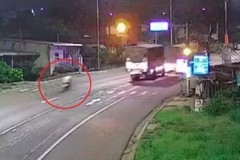 Video: Xe máy vượt ẩu, tông trực diện ô tô tải khiến 2 người tử vong tại Đồng Nai