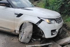 Vợ chồng Huấn 'hoa hồng' gặp nạn khi lái xế sang Range Rover