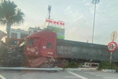 Xe đầu kéo mất lái, lao lên dải phân cách rồi tông vào loạt cột điện, cây xanh tại Quảng Ninh