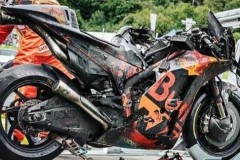 Xe đua bạc tỷ bốc cháy trên trường đua MotoGP khiến các fan xót xa