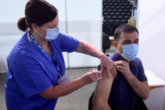 Anh: Ảnh hưởng tích cực của việc tiêm ngừa vaccine đối với các ca tử vong do COVID-19