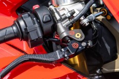 Đặc điểm khác nhau giữa cùm phanh có xy-lanh đẩy ngang và hướng tâm là gì?