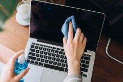 Hướng dẫn vệ sinh màn hình laptop sạch sẽ như mới mua tại nhà cực đơn giản và dễ dàng