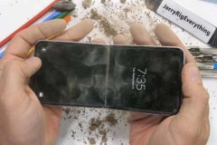 Liệu Galaxy Z Flip3 với thiết kế nhỏ gọn, mỏng manh có vượt qua được bài kiểm tra độ bền khắc nghiệt hay không?