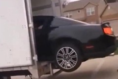 Ford Mustang bị dập gầm khi di chuyển từ gara lên xe tải