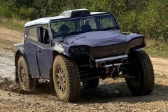 Nước Anh lại có xe địa hình cực “dị” Fering Pioneer: dáng “ngầu” như Hummer, lốp xe tải, vỏ bằng... vải bạt