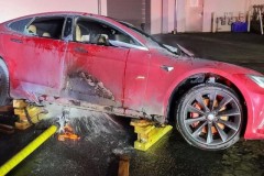 Tesla Model S bốc cháy dữ dội ngay tại Trung tâm Dịch vụ của Tesla