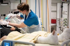 Chần chừ không tiêm chủng, hơn 3.000 nhân viên y tế ở Pháp bị đình chỉ công tác, không hưởng lương