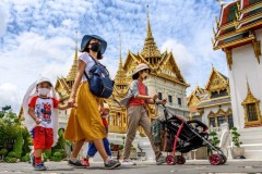 Sống chung với dịch, Thái Lan đã mở cửa lại quán ăn, trung tâm thương mại, tiệm cắt tóc,…
