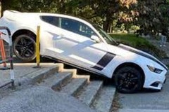 Tưởng nhầm cầu thang bộ là đường đi cho xe ô tô, Ford Mustang mắc kẹt giữa trường
