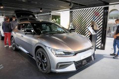 Xe điện cực "hot" Kia EV6 lần đầu lộ diện thực tế: Bóng bẩy và hút mắt hơn cả "ảnh mạng"