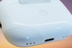 Đây là hộp sạc của AirPods Pro 2, có thêm lỗ loa để phát ra âm thanh