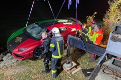 Đạp nhầm chân ga, “siêu bò” Lamborghini Huracan “uống no nước” dưới hồ