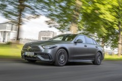 Chưa có bản chạy điện 100%, Mercedes C-Class thế hệ mới điện hoá một phần để “ăn” xăng ít hơn cả xe máy!