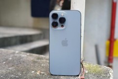 iPhone 13 Pro Max nếu dùng bộ sạc công suất lớn sẽ có thể sạc nhanh hơn