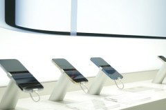 Người Việt xếp hàng mua iPhone 13, kỷ lục đặt hàng với chưa đầy 2% được giao máy sớm