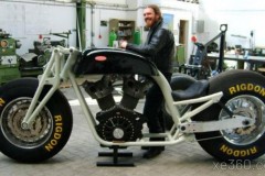 Há hốc mồm với siêu mô tô có kích thước lớn nhất thế giới