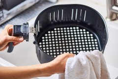 Hướng dẫn vệ sinh nồi chiên không dầu đúng cách và an toàn