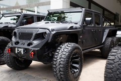 Jeep Gladiator độ 6 bánh siêu độc-lạ tại Việt Nam với giá hơn 6,8 tỷ đồng