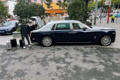 Không ưng ngân hàng vì bị nhắc nhở đeo khẩu trang, đại gia dùng Rolls-Royce Phantom chở 18 tỷ VNĐ tiền mặt về