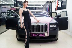 Ngọc Trinh khoe đường cong gợi cảm trong Rolls-Royce hồng cực chất