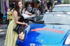 Siêu xe thể thao Porsche chở đầy hoa chúc mừng sinh nhật Hoa hậu Đỗ Mỹ Linh