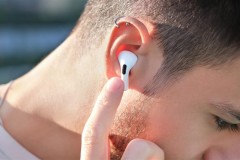 Hướng dẫn cách đeo AirPods không đau tai để bạn nghe nhạc tốt hơn