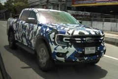 Ford Ranger 2022 bất ngờ lộ diện trên đường phố với thiết kế đầu xe pha trộn Maverick và F-150