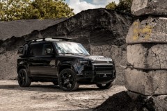 Heritage Customs khoác lên Land Rover Defender “bộ cánh” Tuxedo Black lịch lãm không kém điệp viên 007