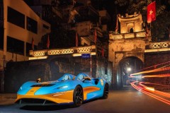 Hypercar mui trần McLaren Elva tung cánh giữa lòng Thủ đô, tương phản rõ rệt với sự cổ kính của Hà Nội
