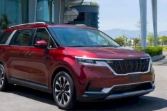 Kia Carnival 2022 bất ngờ lộ ảnh thực tế với logo cũ tại nhà máy Chu Lai