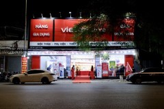 Khách hàng đặt trước iPhone 13 nhận hàng lúc nửa đêm tại siêu thị Viettel Store Hải Phòng
