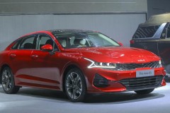 “Tuyên chiến” Toyota Camry với giá từ 869 triệu đồng, Kia K5 mới có gì tại Việt Nam ngoài thiết kế “sắc như dao cạo“?
