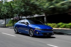 “Tuyên chiến” với Toyota Camry với giá từ 869 triệu đồng, Kia K5 có gì tại Việt Nam ngoài thiết kế “sắc như dao cạo“?