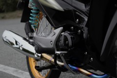 Wave 125 tông màu đen phá cách nhờ dàn chân đa sắc màu