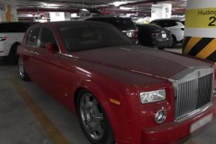 Xe sang Rolls-Royce Phantom gần 20 tỷ đồng bị phủ bụi dày trong hầm gửi xe