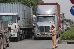 4 mẹo giúp bạn đi cạnh xe container an toàn hơn