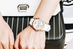 Đồng hồ Thụy Sĩ thanh lý rẻ hơn sản phẩm mới tận 70%, siêu mê ly